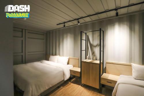 a small bedroom with a bed and two beds sidx sidx sidx at Dash Forwaves Hotel in Toucheng