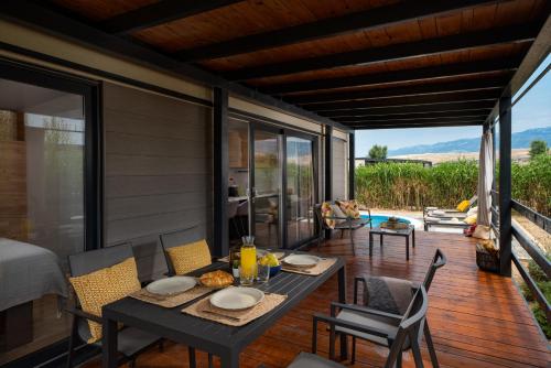a patio with a table and chairs on a deck at Terra Park SpiritoS in Kolan