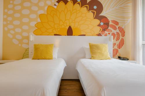 Una cama o camas en una habitación de Green Hôtels Bordeaux Arena
