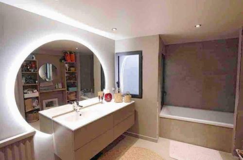 une salle de bain avec un lavabo et une baignoire dans l'établissement Villa Lokeren avec petite vue mer, à Pornichet