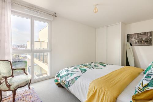 a bedroom with a bed and a chair and a window at Luxury à 10mn du Centre de Paris & Free Parking in Vitry-sur-Seine