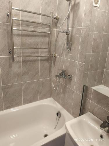 ein Badezimmer mit Dusche, Badewanne und Waschbecken in der Unterkunft Studio wohnung in Arumäe