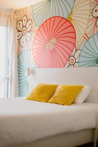 Una cama o camas en una habitación de Green Hôtels Bordeaux Arena