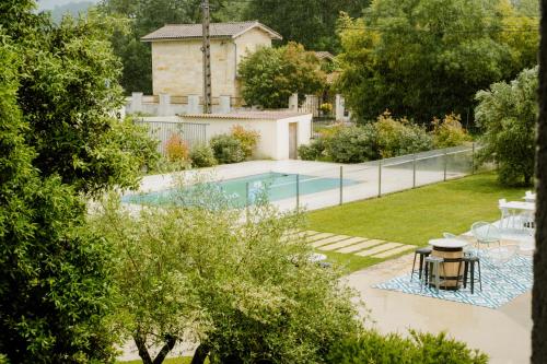 La alberca dentro o cerca de Green Hôtels Bordeaux Arena