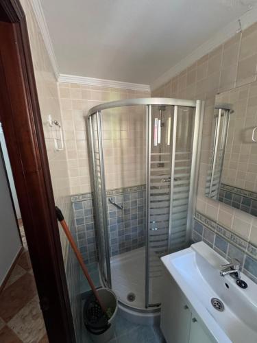 a bathroom with a shower and a sink at Balneario Cachucha in Puerto Real