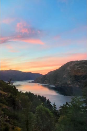 a view of a river at sunset at Baylight 天使谷 in Malahat