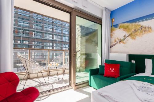 1 dormitorio con cama verde y balcón en ApartamentyGdansk eu - ŻURAWIE II - I, en Gdansk