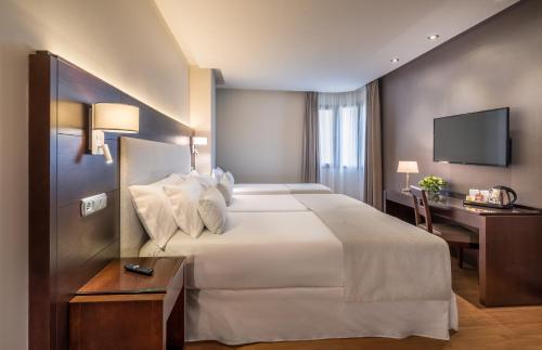 Uma cama ou camas num quarto em Occidental Granada