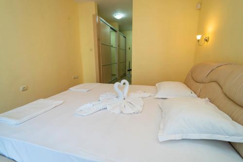 Postel nebo postele na pokoji v ubytování The Family Courtyard - Very LARGE 2BD Apartment by Flat Manаger