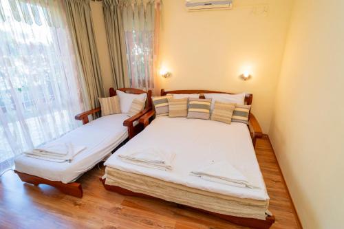 Postel nebo postele na pokoji v ubytování The Family Courtyard - Very LARGE 2BD Apartment by Flat Manаger