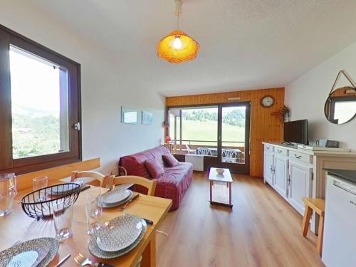 un salon avec un canapé et une table dans l'établissement Le Grand-Bornand : Studio cabine, au pied des pistes, 5 couchages - FR-1-241-15, au Grand-Bornand