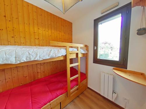 une chambre avec un lit superposé et une fenêtre dans l'établissement Le Grand-Bornand : Studio cabine, au pied des pistes, 5 couchages - FR-1-241-15, au Grand-Bornand