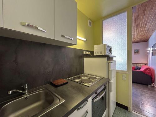 une cuisine avec un évier et un plan de travail dans l'établissement Confort à la montagne, studio spacieux 4 pers., centre Montgenèvre - FR-1-330D-99, à Montgenèvre
