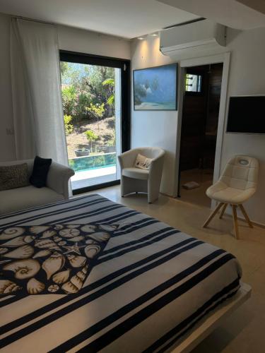 une chambre avec un lit, un canapé et une fenêtre dans l'établissement COTTAGE MARIN avec VUE MER, à Nice