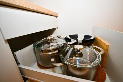 two large pots and pans in a small kitchen at Sandy Shores Oasis in Playa de San Juan