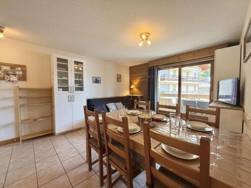 une cuisine et une salle à manger avec une table et des chaises dans l'établissement Appartement cosy à Flumet, 3 chambres, balcon sud, Wi-Fi, parking, près des pistes et navettes gratuites - FR-1-595-61, à Flumet