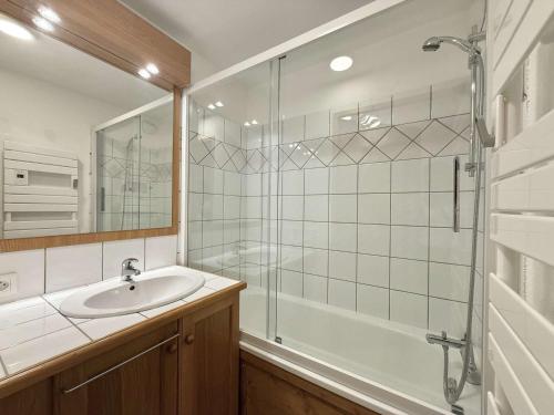 une salle de bain avec un lavabo et une douche en verre dans l'établissement Appartement cosy à Flumet, 3 chambres, balcon sud, Wi-Fi, parking, près des pistes et navettes gratuites - FR-1-595-61, à Flumet