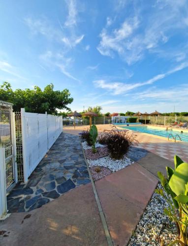 une piscine avec une clôture blanche et une piscine dans l'établissement Bel appartement double terrasse, au Barcarès