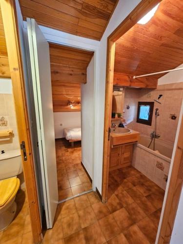 une salle de bain avec toilettes, lavabo et baignoire dans l'établissement Chalet au Mont-Lozère - Chantegrive, à Pourcharesses