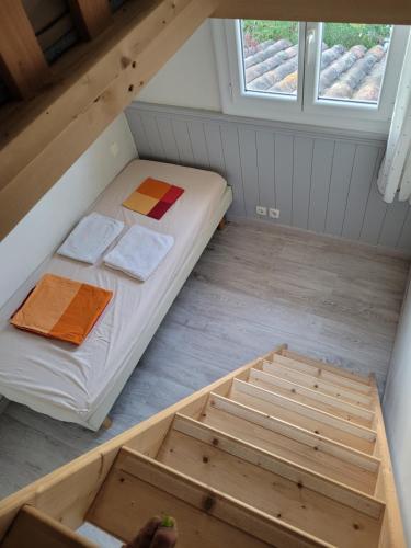 Cette petite chambre mansardée comprend un lit. dans l'établissement Évasion en Côte d'Azur - Mazet Cosy - Restanques, à Grimaud