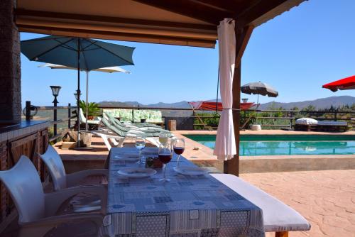 Πισίνα στο ή κοντά στο Idyllic Andalusian villa with private pool & stunning views