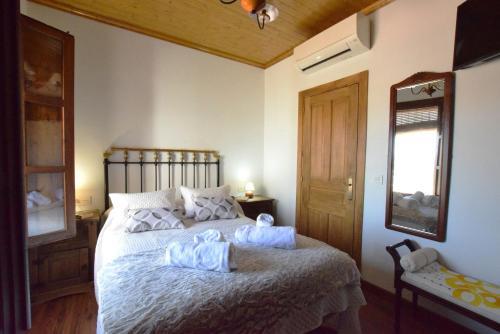 Ένα ή περισσότερα κρεβάτια σε δωμάτιο στο Idyllic Andalusian villa with private pool & stunning views
