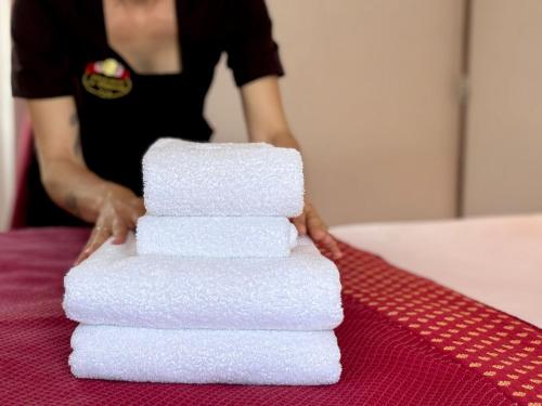a stack of white towels sitting on top of a table at Le Hameau in Saint-Paul-de-Vence