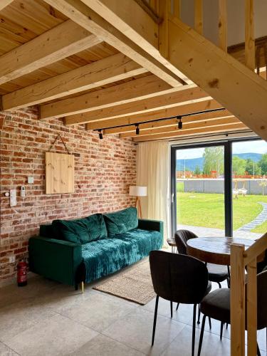 Ruang duduk di Pod Izerskim Niebem - kameralny domek z balią, w sąsiedztwie Świeradowa-Zdroju