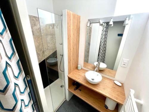 une salle de bain avec un lavabo et un miroir dans l'établissement Arcachon, quartier historique, Maison de ville à 2 pas de la plage, à Arcachon
