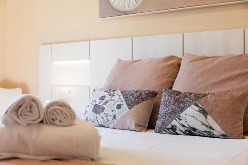 a bed with a bunch of pillows on it at Apartamento Larrazu II Agroturismo Baztán in Arráyoz