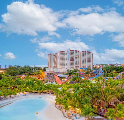vista su un resort con piscina e palme di Wyndham Olímpia Royal Hotels a Olímpia
