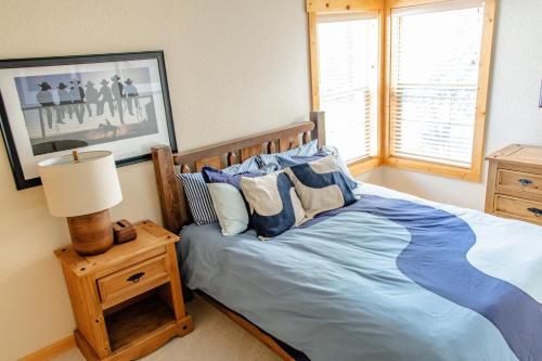 Katil atau katil-katil dalam bilik di Relaxing 3 bedroom, 2 bathroom comfortable Running Y chalet