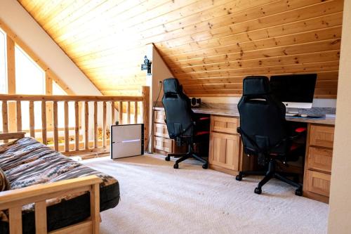 Televisyen dan/atau pusat hiburan di Relaxing 3 bedroom, 2 bathroom comfortable Running Y chalet