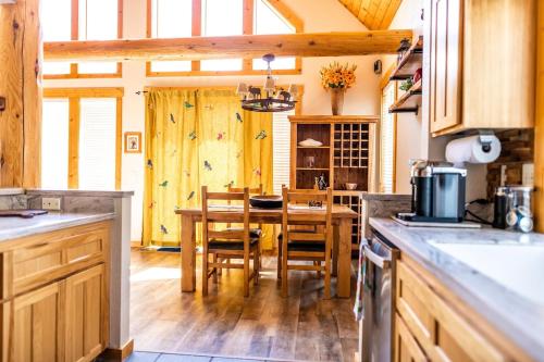Dapur atau dapur kecil di Relaxing 3 bedroom, 2 bathroom comfortable Running Y chalet