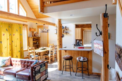 Dapur atau dapur kecil di Relaxing 3 bedroom, 2 bathroom comfortable Running Y chalet