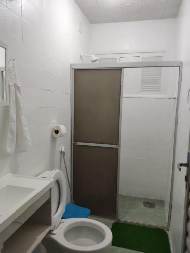 een badkamer met een toilet, een wastafel en een douche bij Casa próximo centro de eventos com ar condicionado in Fortaleza