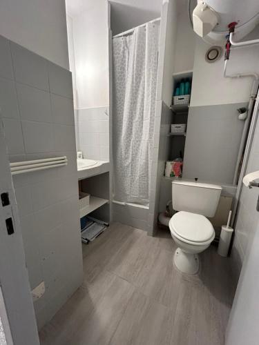 une petite salle de bain avec toilettes et lavabo dans l'établissement La Calypso, à Cavalaire-sur-Mer