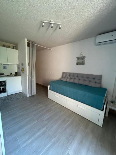 Cet appartement comprend une chambre avec un lit et une cuisine. dans l'établissement La Calypso, à Cavalaire-sur-Mer
