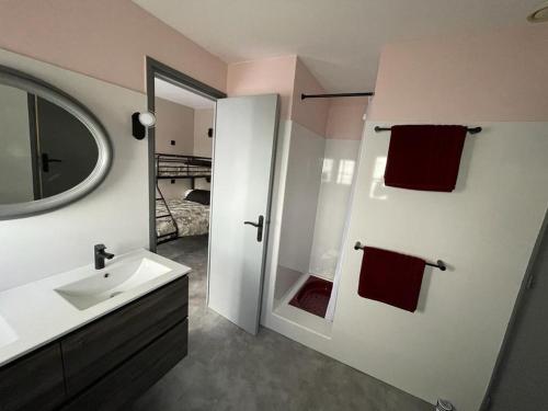 Bilik mandi di Pine forest house 4 bedrooms with pool