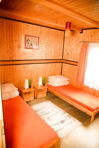 a room with two beds and a window at Domki Letniskowe Bursztynek in Grzybowo