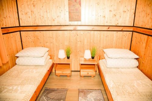 a room with two beds in a sauna at Domki Letniskowe Bursztynek in Grzybowo