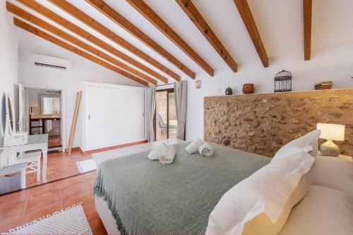 Postel nebo postele na pokoji v ubytování Ca Na Rieres Pollensa - by EMERALD STAY
