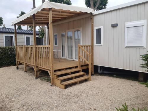 Το κτήριο όπου στεγάζεται  το κάμπινγκ