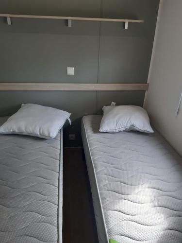 Ένα ή περισσότερα κρεβάτια σε δωμάτιο στο MOBIL HOME le LOIRARD