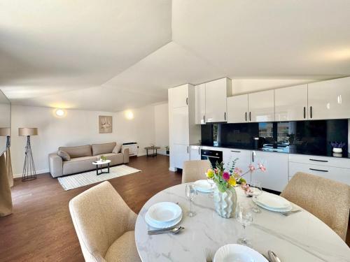 Kuchyň nebo kuchyňský kout v ubytování Sunny Bay Apartments