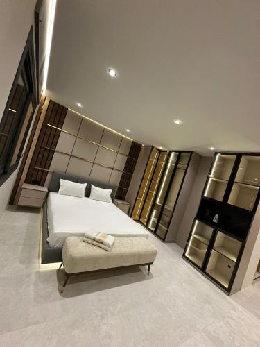 Un dormitorio con una cama y un sofá en una habitación. en Studio sky lux 94, en Tánger