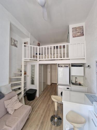 Apartamento pequeño con cocina y sala de estar. en Ton petit coin de paradis avec balcon au Trouville Palace, en Trouville-sur-Mer