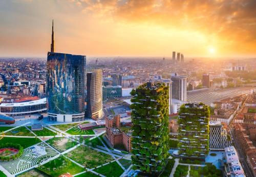 Pemandangan umum bagi Milan atau pemandangan bandar yang diambil dari apartmen