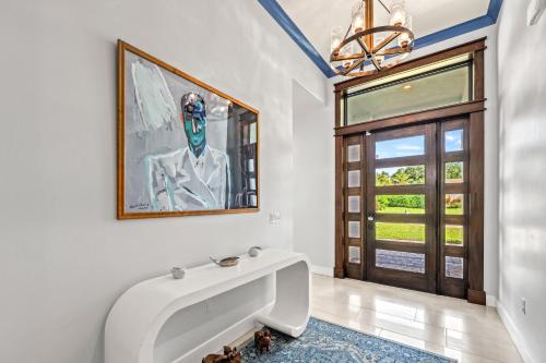 サラソタにあるLuxury Sarasota Waterfront Home - Pool, Boat Dock & Near Siesta Key Beachの窓の横に大きな白いバスタブがあるバスルーム