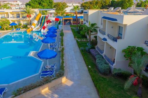 Bazén v ubytování Cataract Resort & Aqua Park Naama Bay nebo v jeho okolí